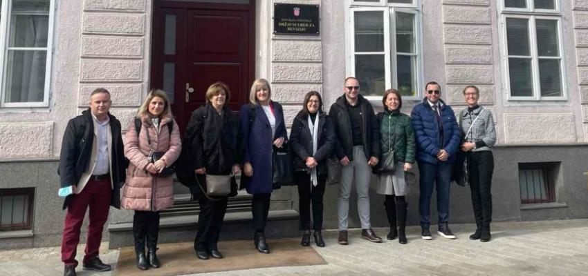Делегацијата на ДЗР пред зградата на Државниот уред за ревизија во Република Хрватска