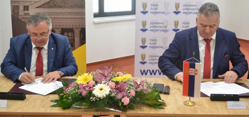 Главните државни ревизори го потпишуваат Договорот за соработка.