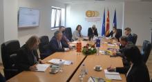 Делегациите на двете соседни ВРИ за време на средбата во Скопје