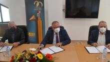 Тројцата потписници го потпишуваат договорот 