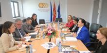 Двете делегации за време на средбата 