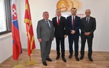 Главните државни ревизори и Заменик главниот државен ревизор заедно со Амбасадорот на Република Словачка во државата, Н.Е. г. Хенрик Маркуш  